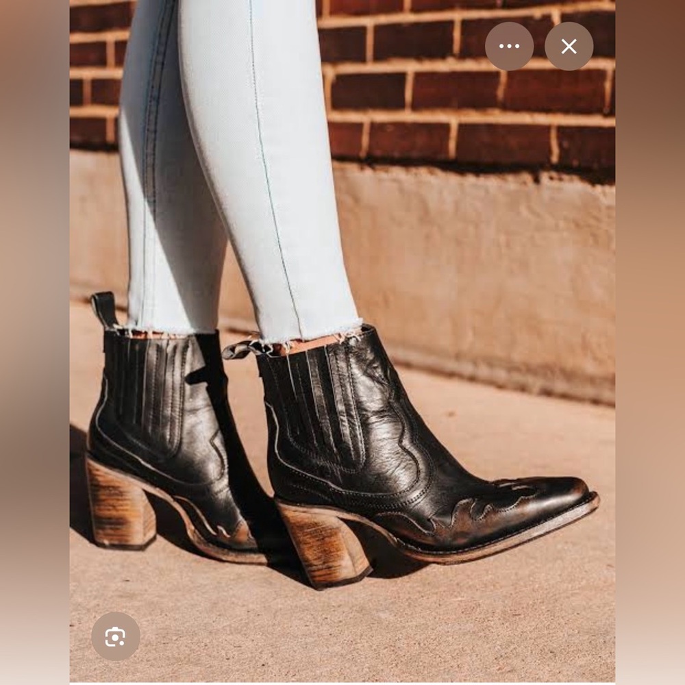 Freebird Paula boots size 7 in Black Multi